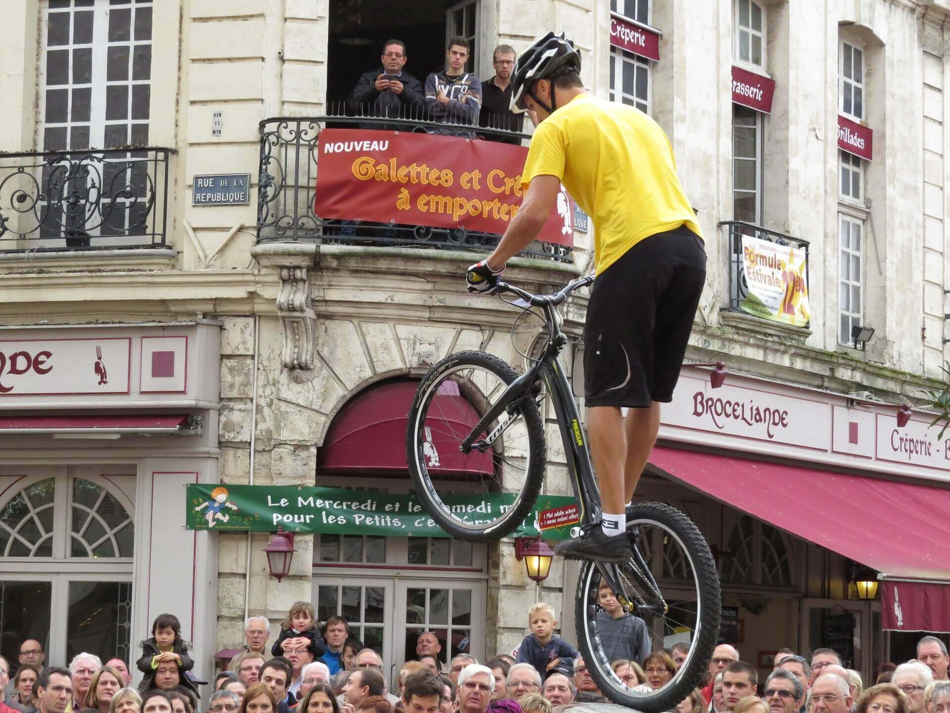professional rider nicolas-vuillermot holding back wheel balance on top of a post